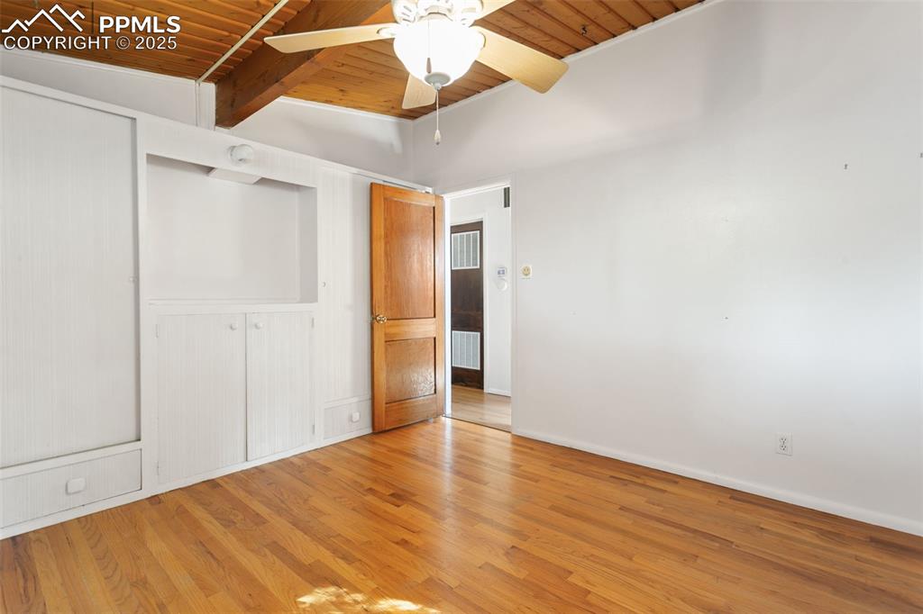 Image 15 of 23: Bedroom