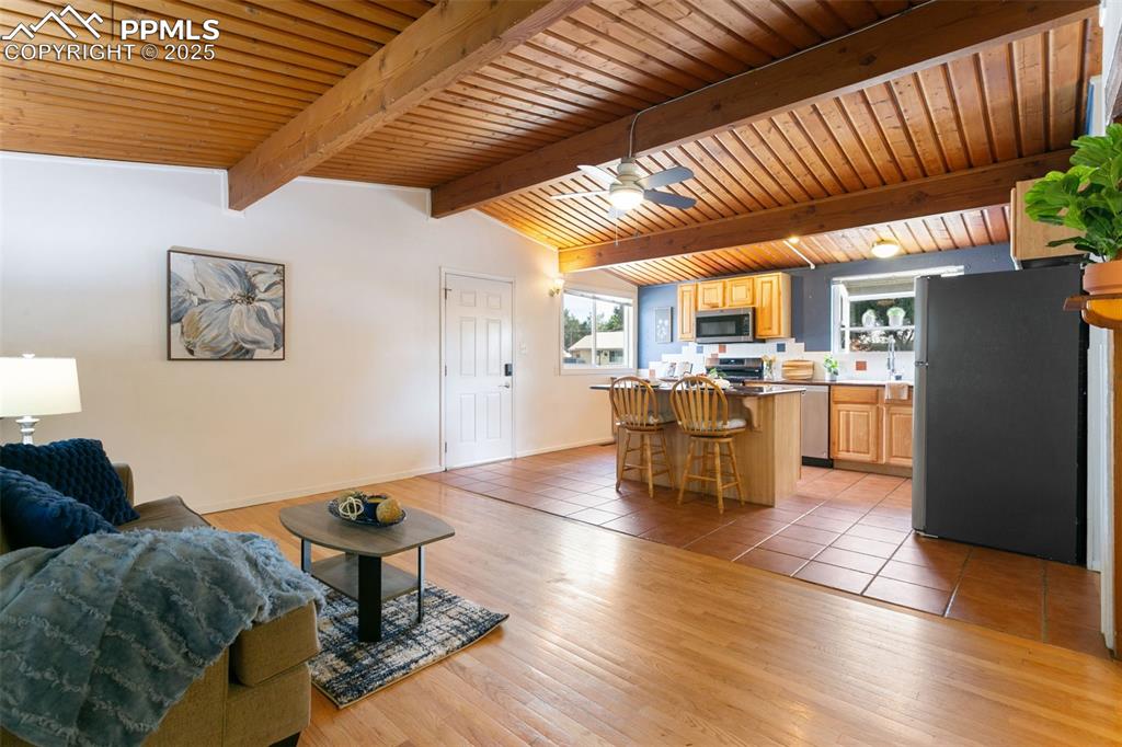 Image 5 of 23: Living Room