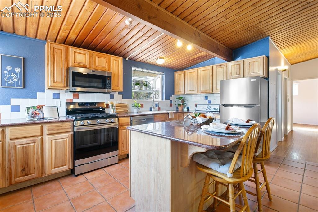 Image 8 of 23: Kitchen