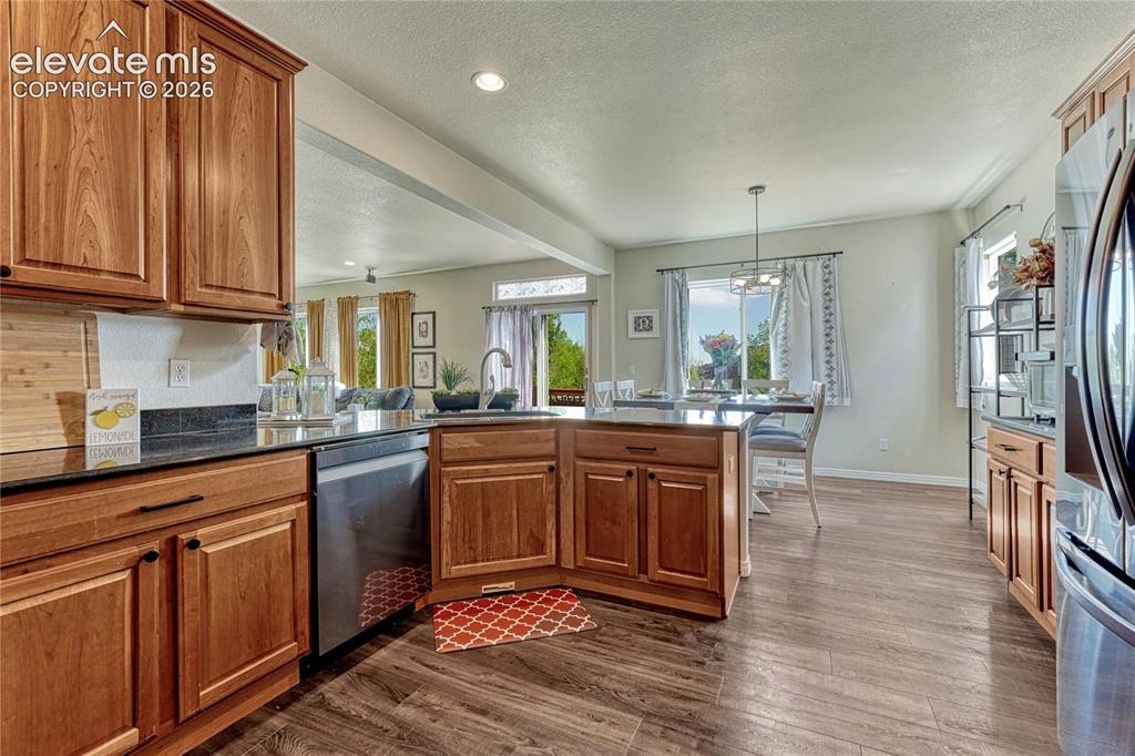 Image 10 of 50: Kitchen