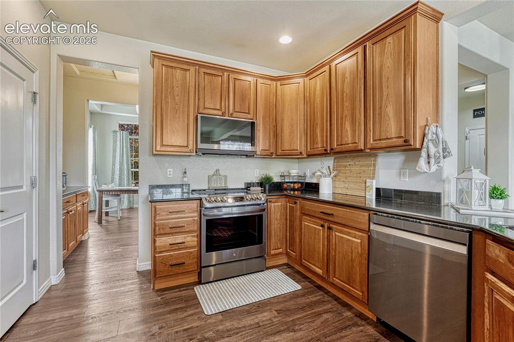Image 12 of 50: Kitchen