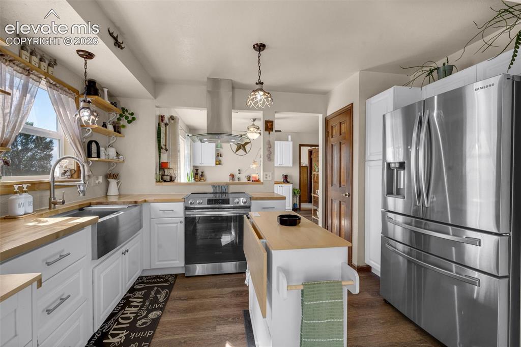 Image 13 of 42: Kitchen