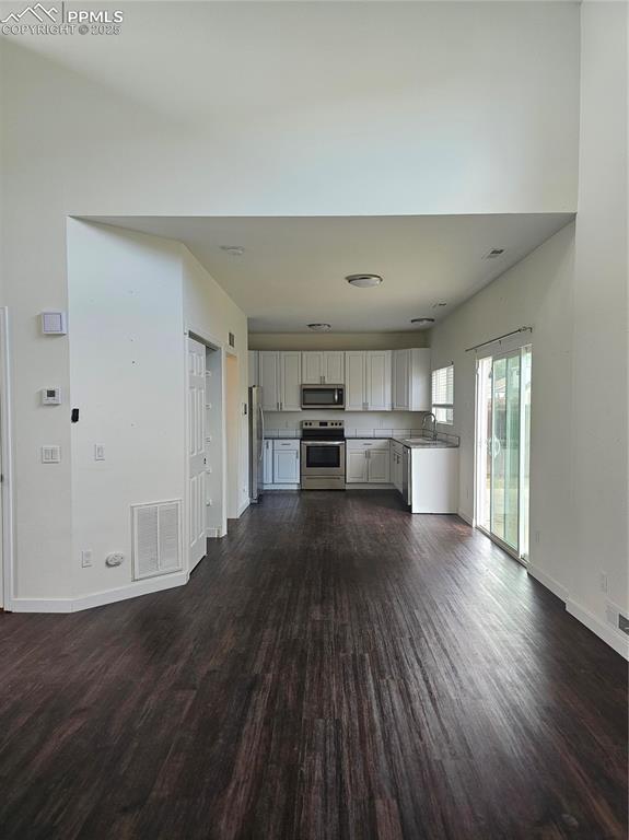 Image 13 of 50: Living Room