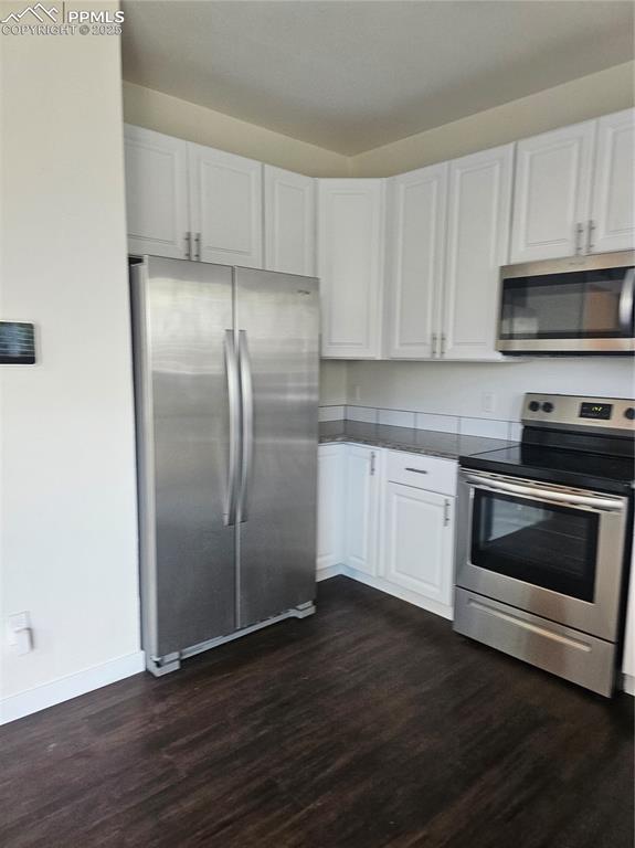 Image 14 of 50: Kitchen