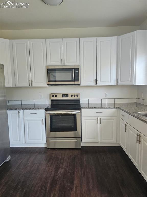 Image 15 of 50: Kitchen