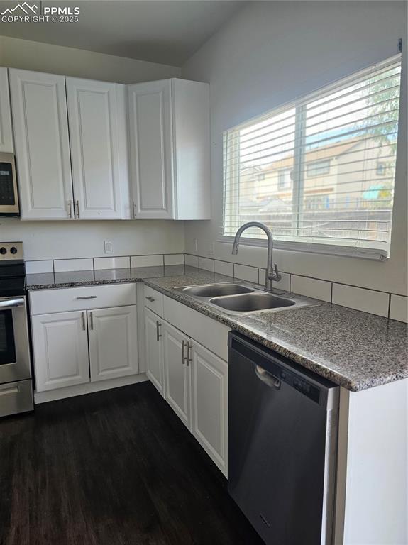 Image 16 of 50: Kitchen