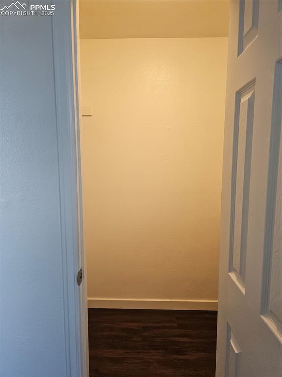 Image 32 of 50: Closet