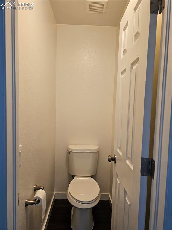 Image 33 of 50: Bathroom