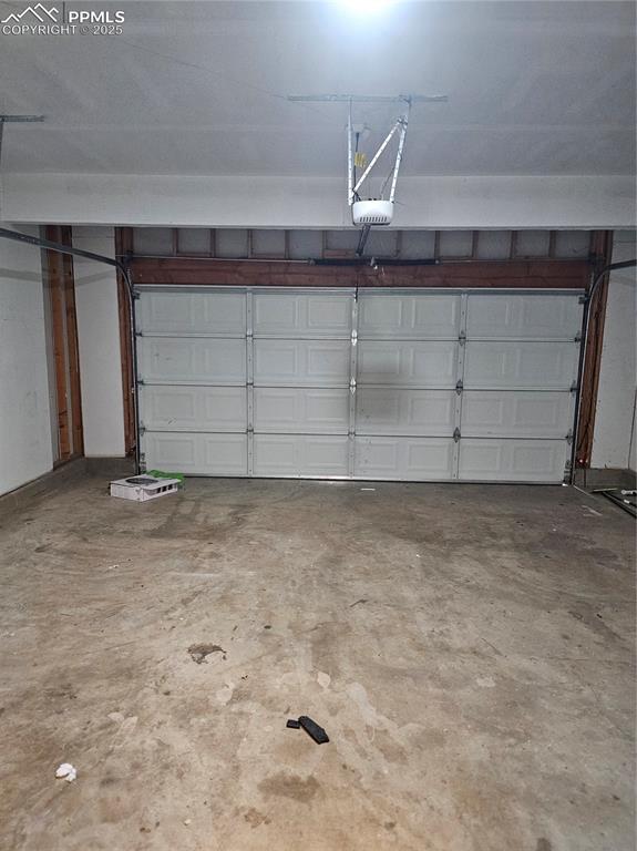 Image 45 of 50: Garage