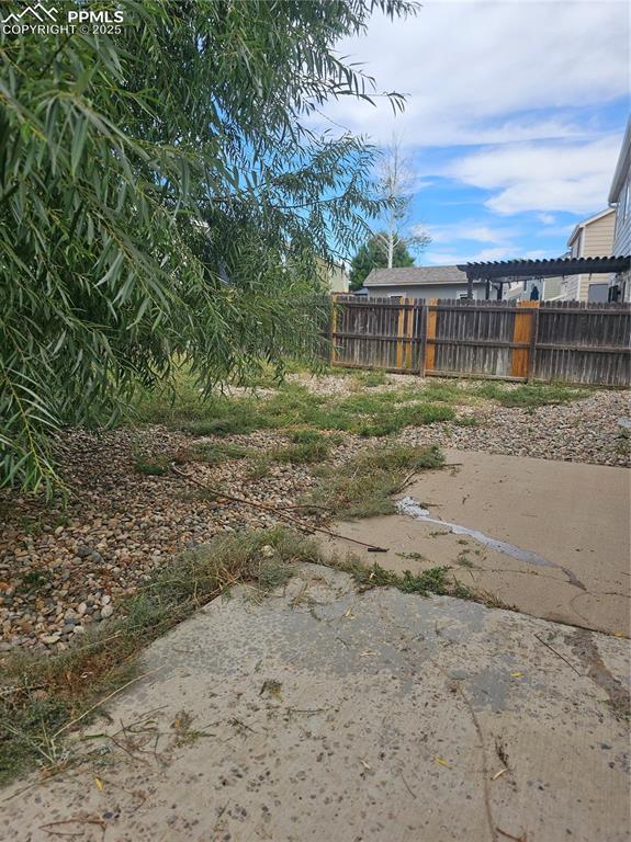 Image 49 of 50: Yard