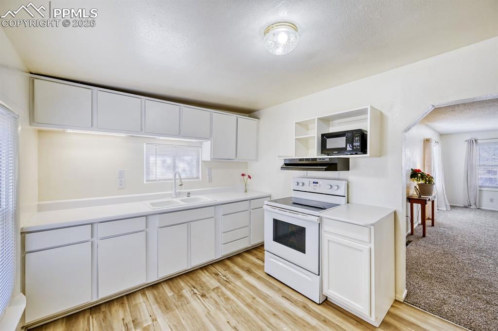 Image 11 of 30: Kitchen