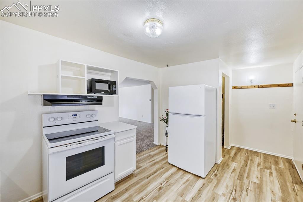 Image 12 of 30: Kitchen