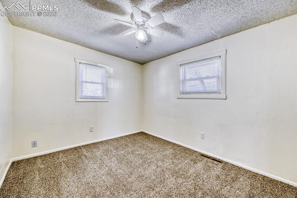 Image 15 of 30: Secondary bedroom