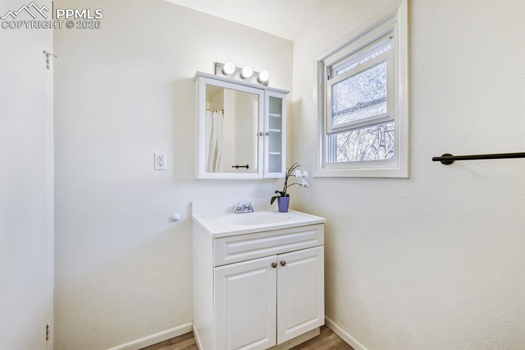 Image 20 of 30: Bathroom