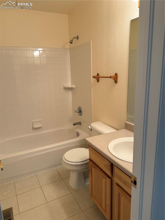 Image 14 of 24: Bathroom