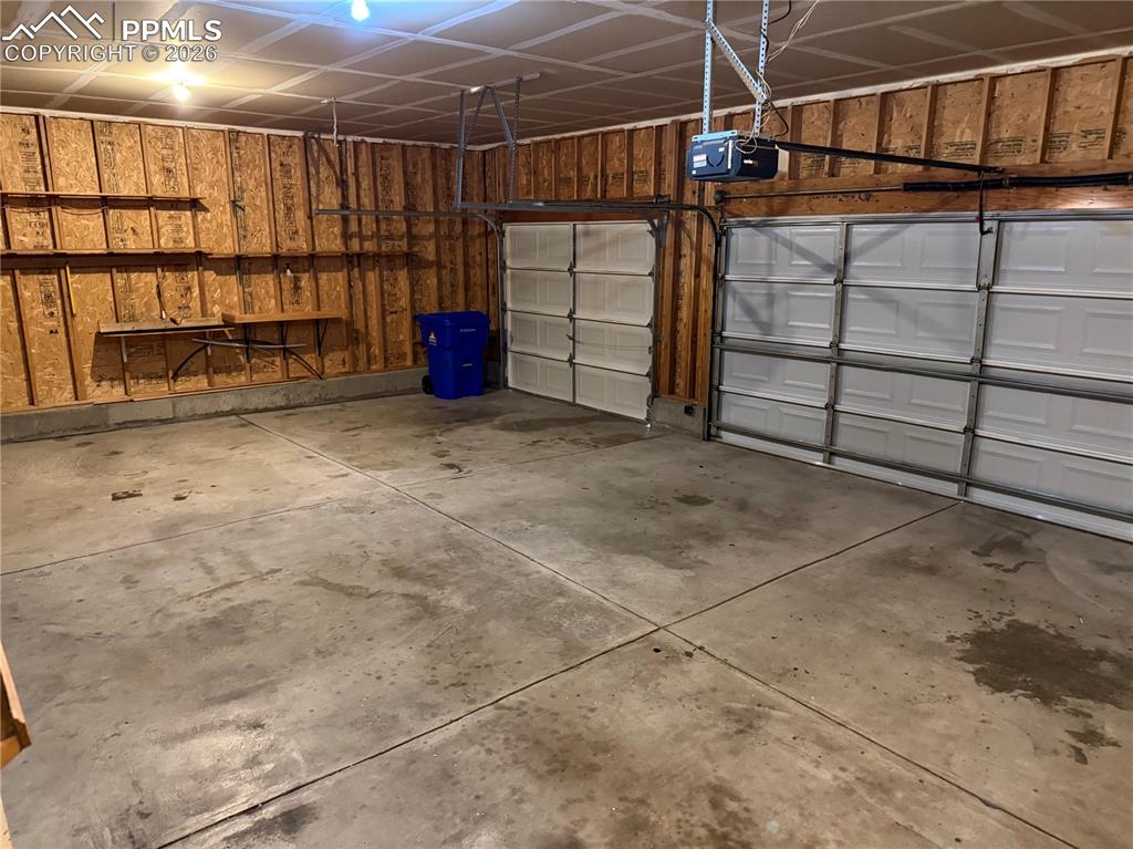 Image 19 of 24: Garage