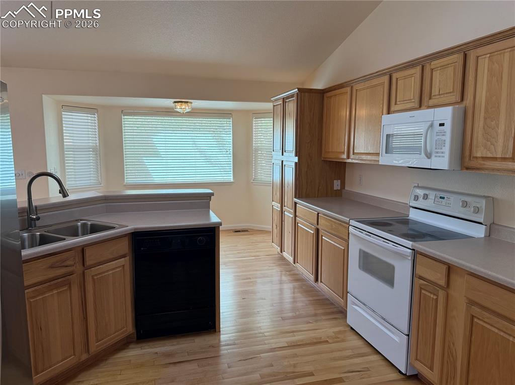 Image 5 of 24: Kitchen