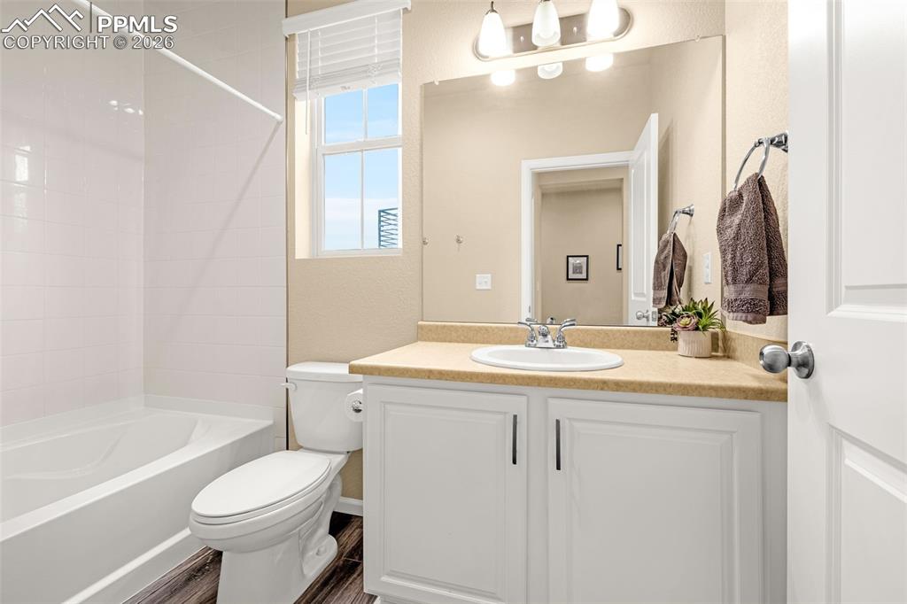Image 16 of 38: Bathroom