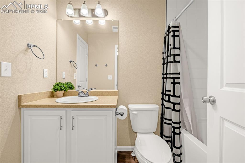 Image 23 of 38: Bathroom