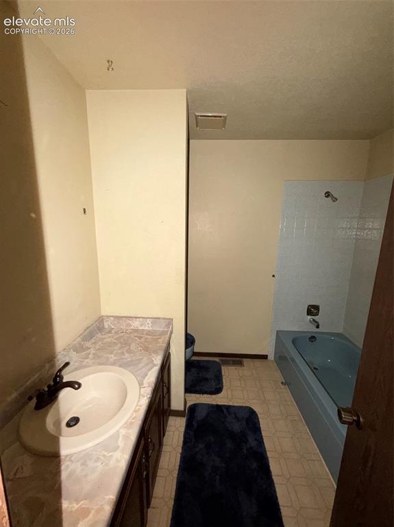 Image 19 of 25: Bathroom
