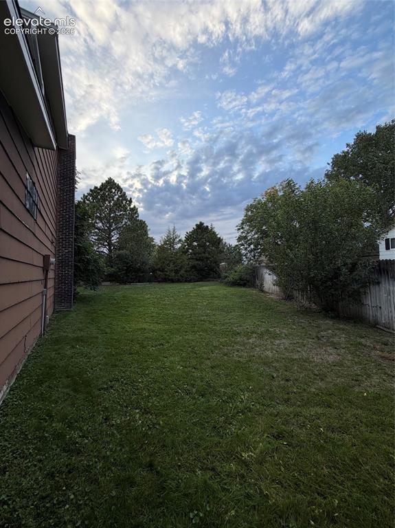 Image 22 of 25: Yard