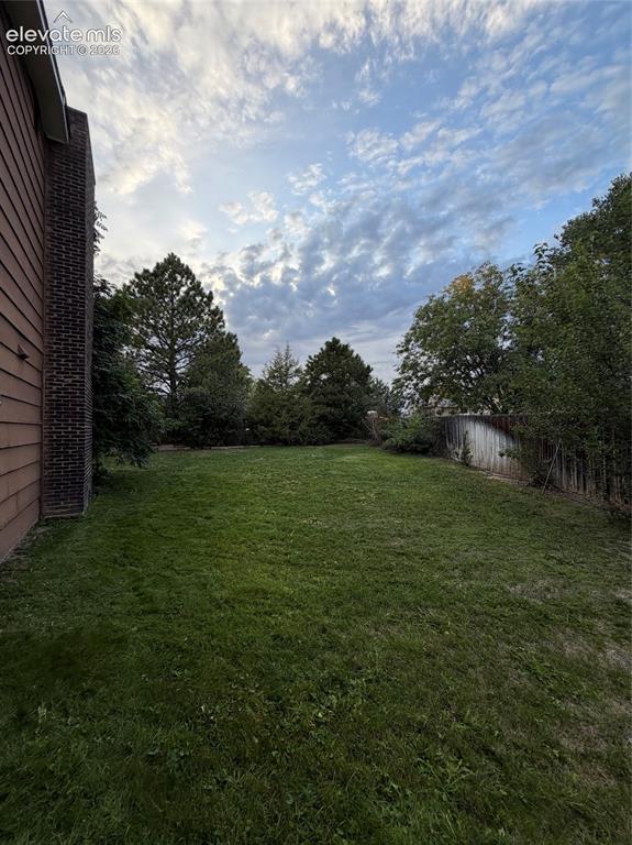 Image 23 of 25: Yard