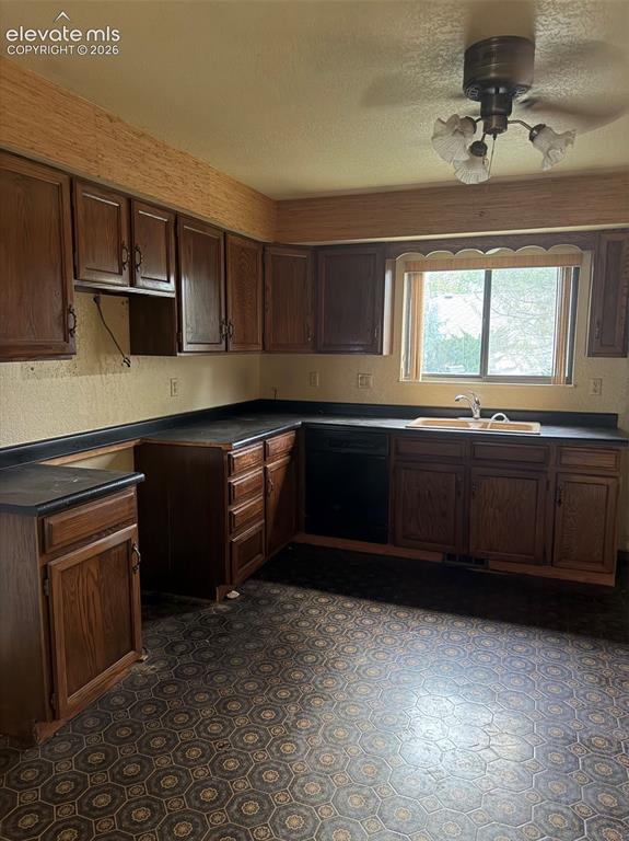 Image 8 of 25: Kitchen