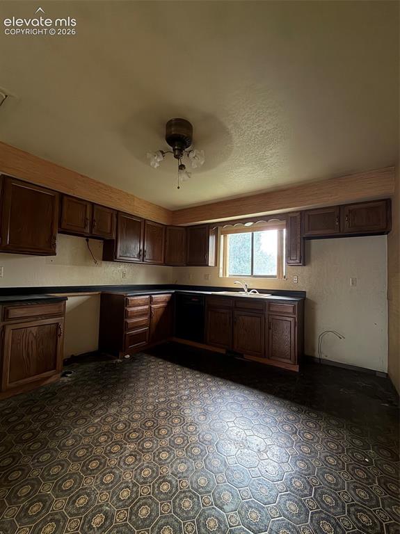 Image 9 of 25: Kitchen