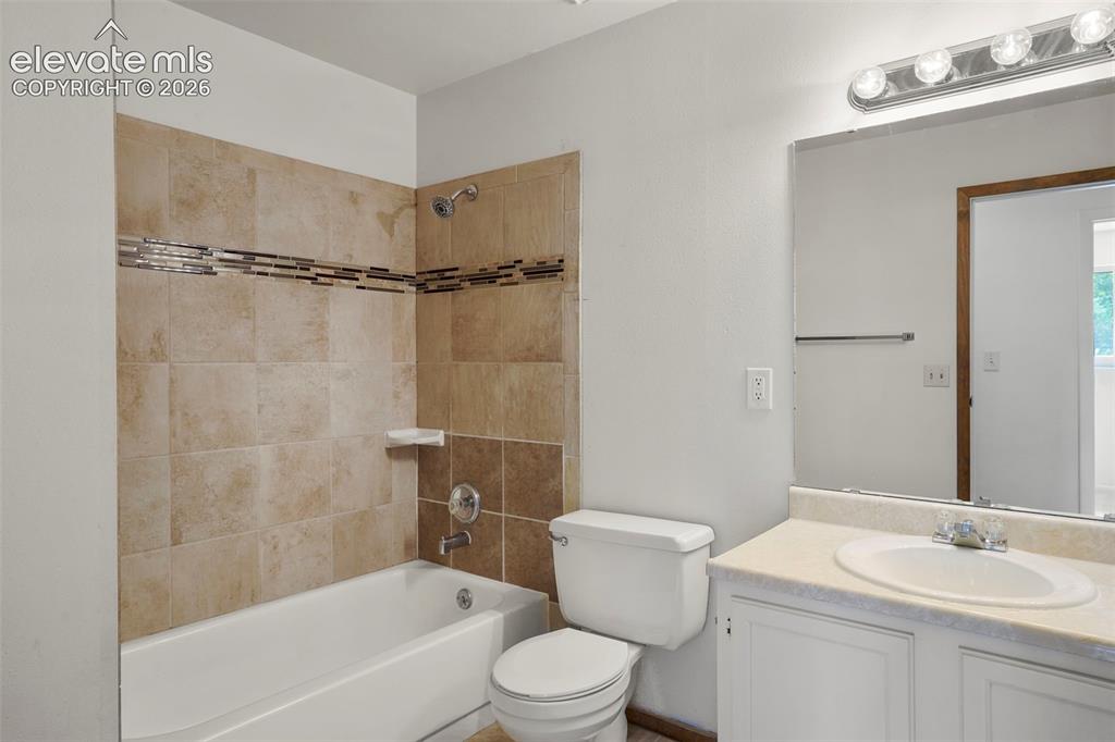 Image 11 of 27: Bathroom