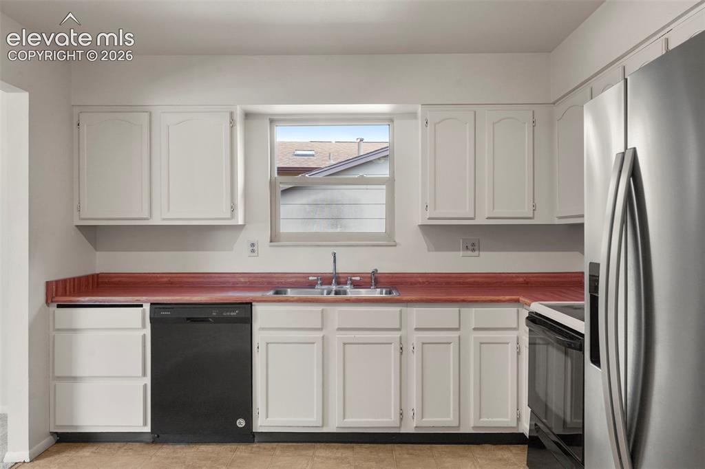 Image 8 of 27: Kitchen