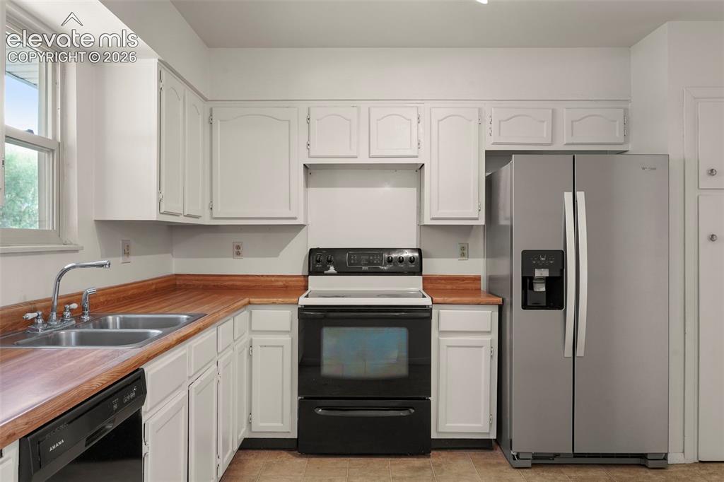 Image 9 of 27: Kitchen