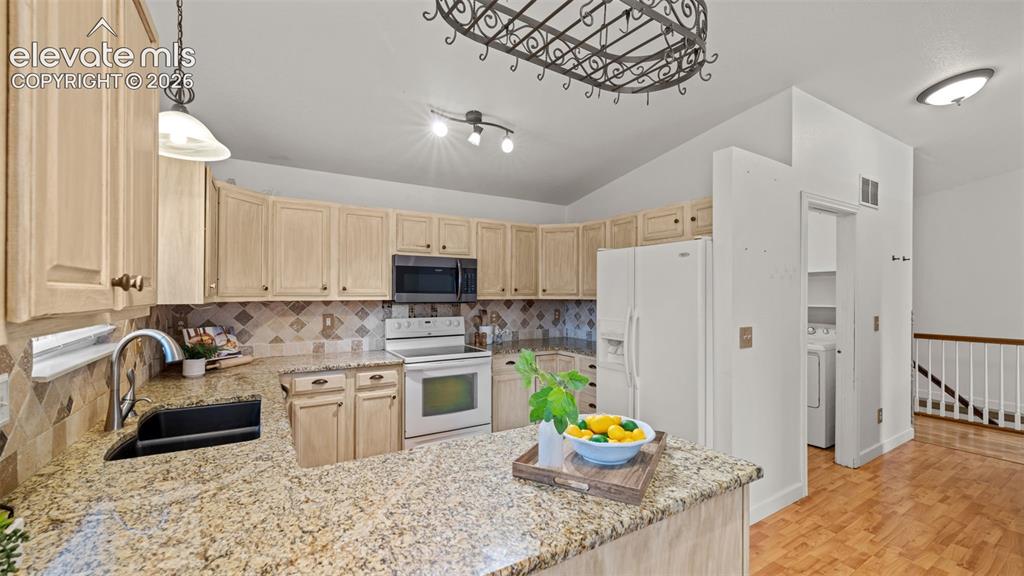 Image 13 of 43: Kitchen
