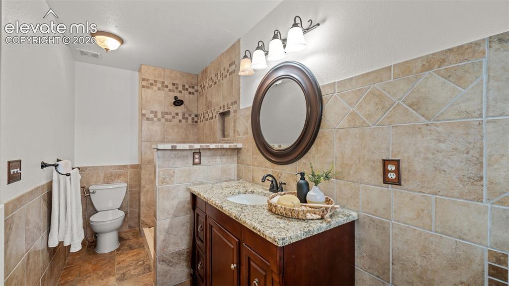 Image 22 of 43: Bathroom