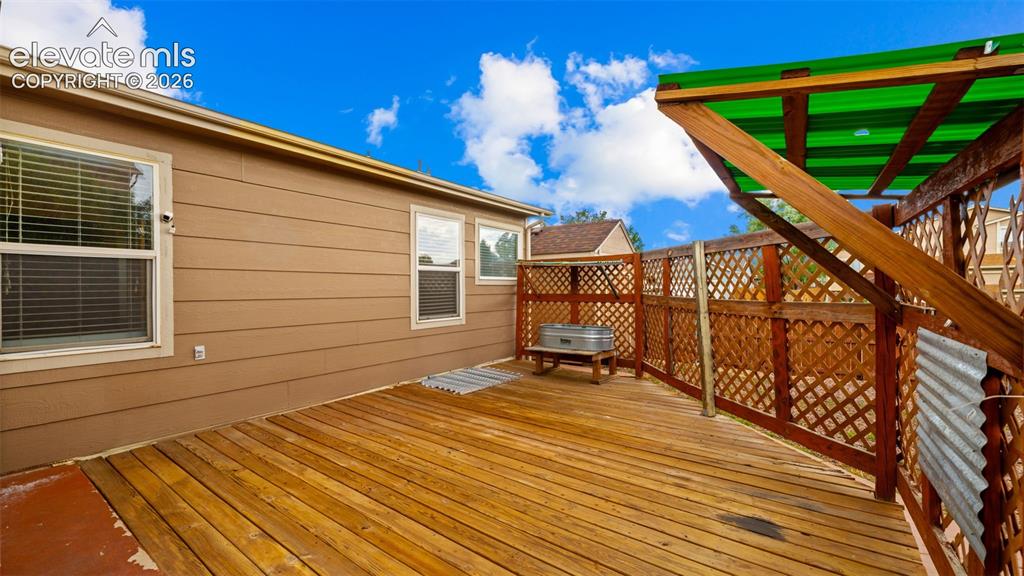 Image 33 of 43: Deck