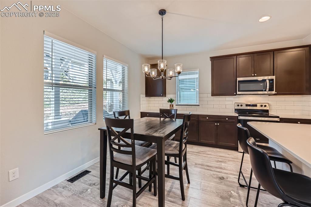 Image 11 of 46: Dining Area