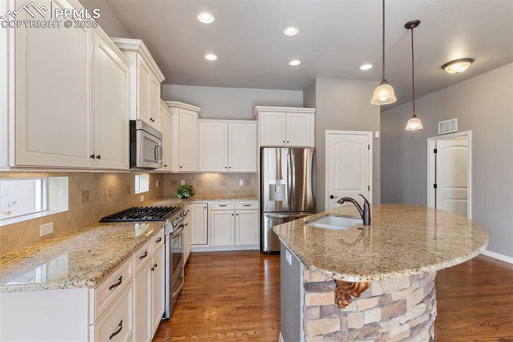 Image 8 of 30: Kitchen