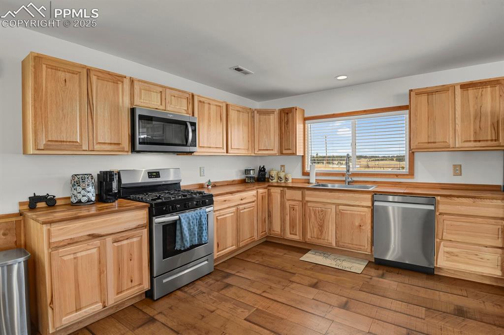 Image 5 of 29: Kitchen
