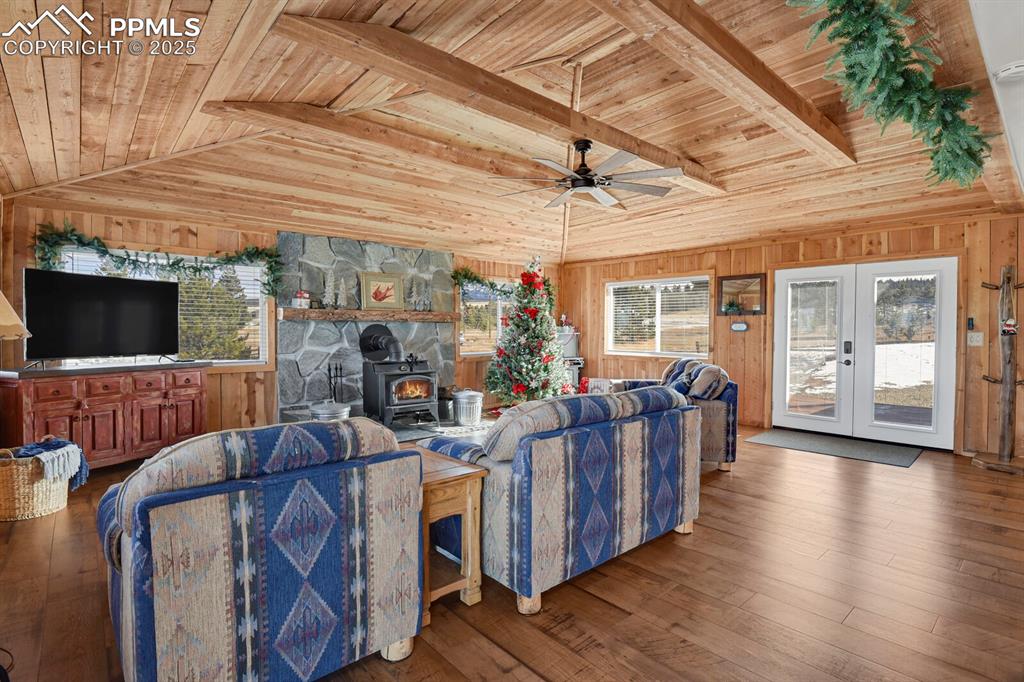 Image 8 of 29: Living Room