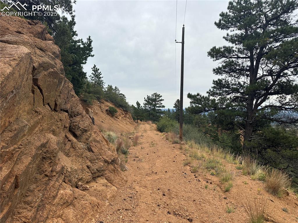 Image 14 of 23: Middle of the driveway