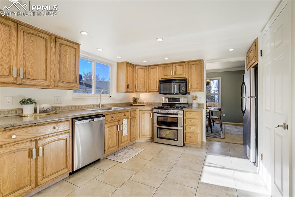 Image 10 of 50: Kitchen