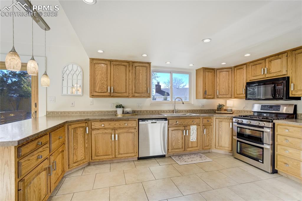 Image 11 of 50: Kitchen