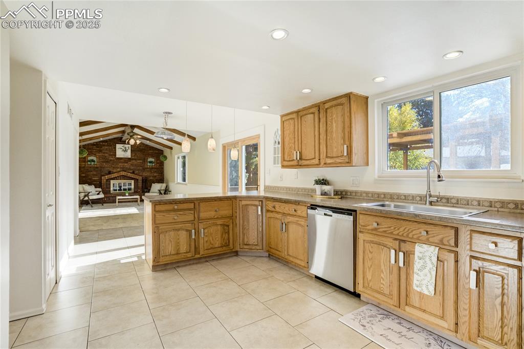 Image 12 of 50: Kitchen