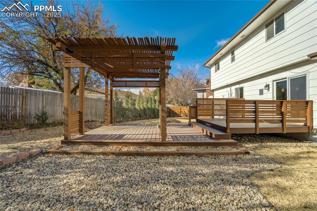 Image 46 of 50: Yard