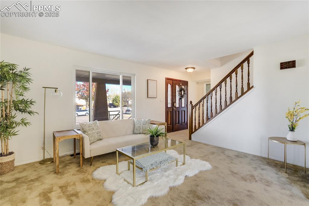 Image 7 of 50: Living Room