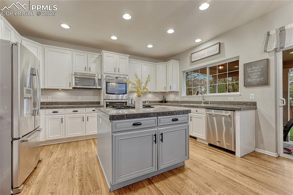 Image 15 of 48: Gourmet kitchen w/gas cooktop & double ovens