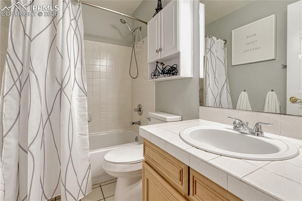 Image 32 of 48: Hall bathroom to support 3 bedrooms