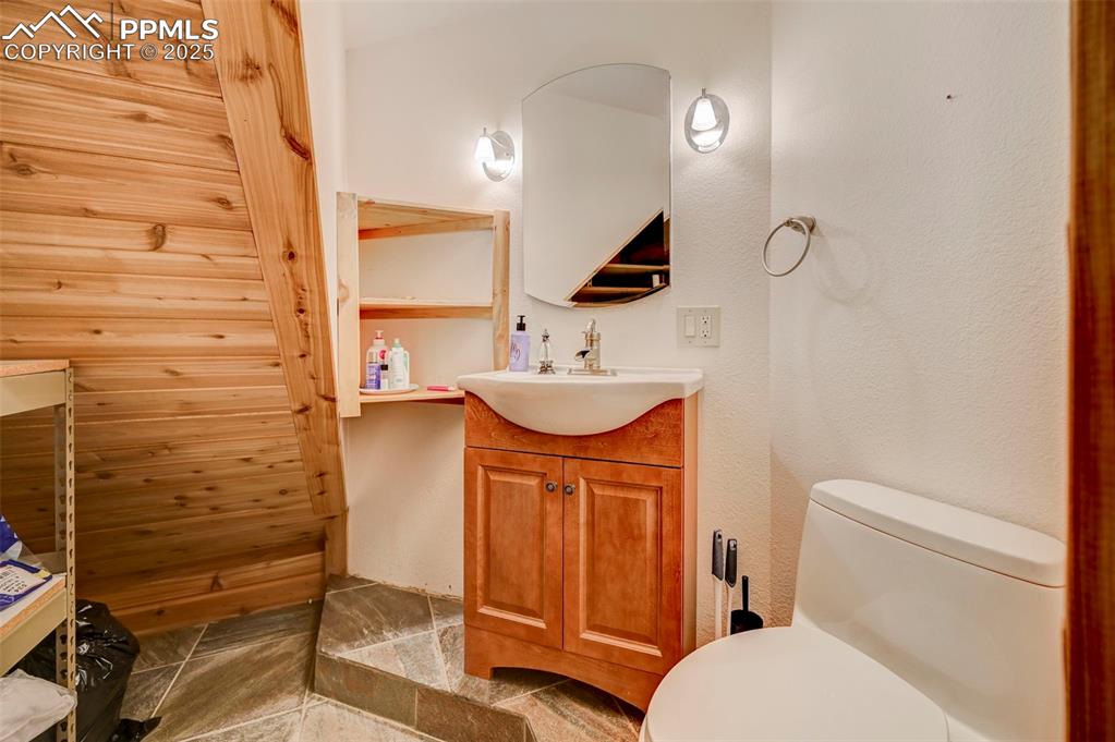 Image 12 of 49: Bathroom