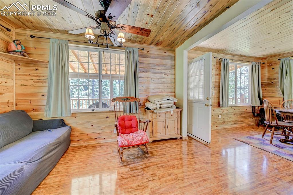 Image 14 of 49: Sitting Room