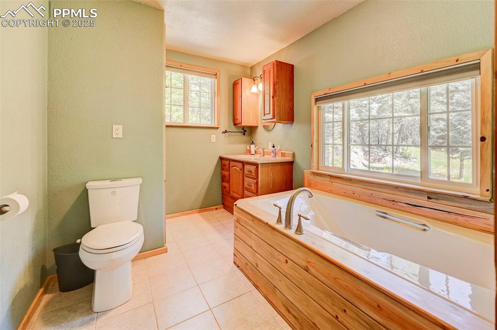 Image 16 of 49: Bathroom