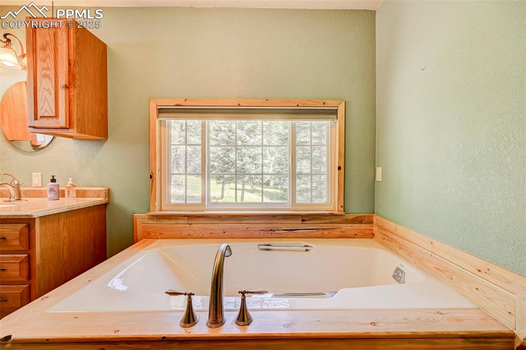Image 17 of 49: Bathroom